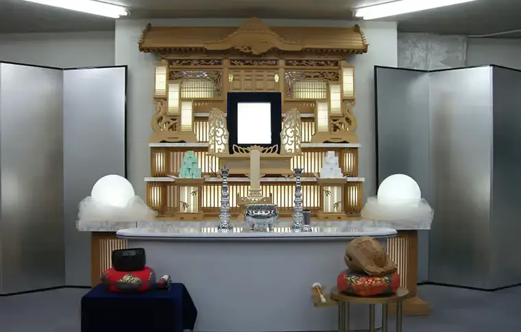 伝統的な白木祭壇