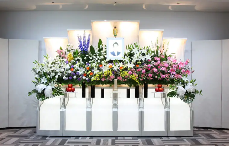 清潔感ある現代的な祭壇